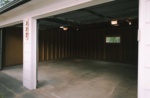 Crosby House | Newly Renovated Cozy 3 Bed, Bike Trails, Shopping, Food, Near Lake, Near Park!
