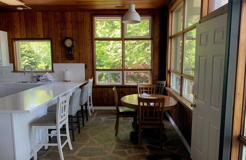 Honey Harbour Cottage | Newly renovated family cottage on Georgian Bay steps from Honey Harbourn