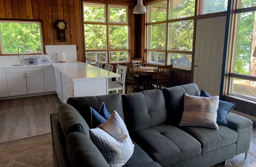 Honey Harbour Cottage | Newly renovated family cottage on Georgian Bay steps from Honey Harbourn