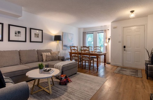 Old East York House | Newly renovated home steps to transit, 10mins to beach & 25mins to downtown
