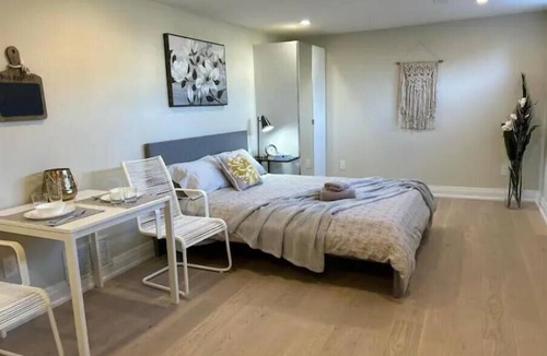 Lakeview Apartment | Newly Renovated LakeView Retreat