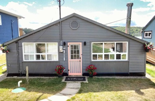 Faraday Cottage | Newly Renovated Lake Cottage, 10 Mins From Bancroft, Beautiful Sandy Beach!