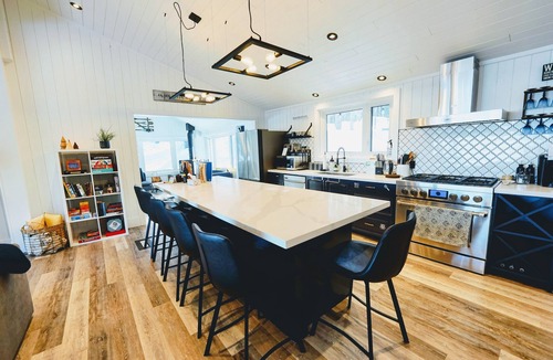 Port Sydney Cottage | Newly Renovated Secluded Cottage