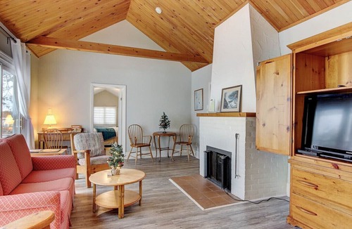 Georgina Ski Chalet | Newly renovated waterfront cottage