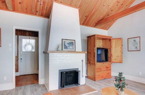 Georgina Ski Chalet | Newly renovated waterfront cottage
