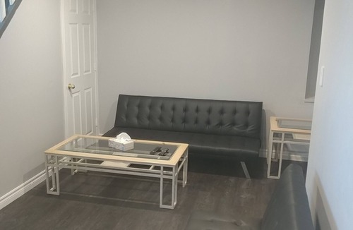 Newmarket House | Newmarket Spacious 3 bdrm apt. Two Parking spots