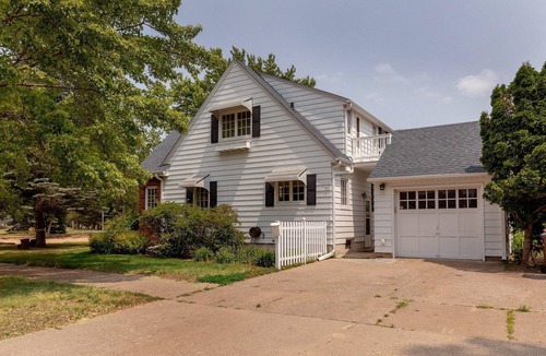 Brainerd House | Next to Gregory Park & The Hospital, Cozy, Movie Theater & More!