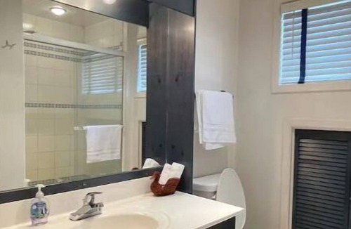 Wainfleet House | Niagara Dreamhouse on the Lake-Private Beach