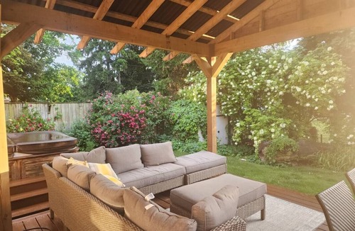 Grantham House | Niagara Wine Region 4 Bedrooms Retreat W/Hot Tub