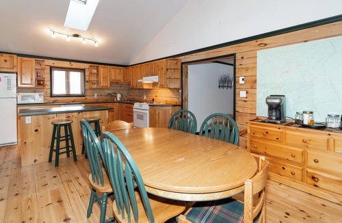 Algonquin Highlands Cottage | nKawagama Shoreline - Log home in a quiet bay on Kawagama Lake