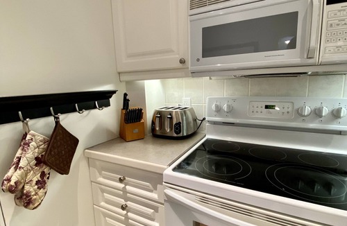 Clearview House | NOHO Estate. A cozy farmhouse retreat just 5 minutes from downtown Collingwood!