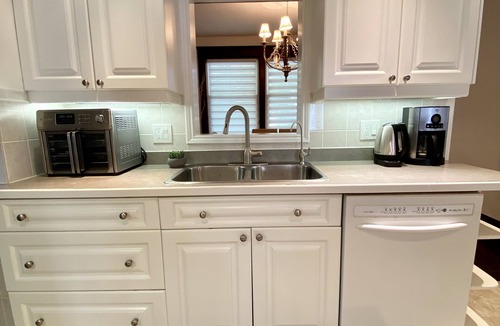 Clearview House | NOHO Estate. A cozy farmhouse retreat just 5 minutes from downtown Collingwood!