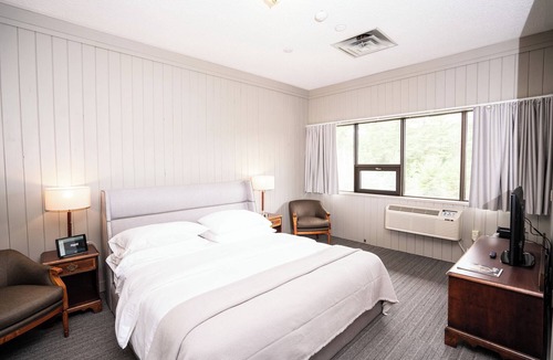 Harcourt Resort | Nomi - 302 and 315 King Room