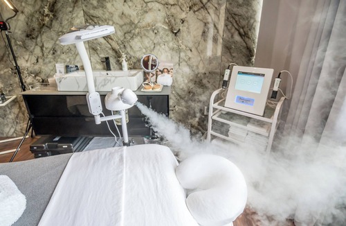 Harcourt Resort | Nomi - King Suite (303)