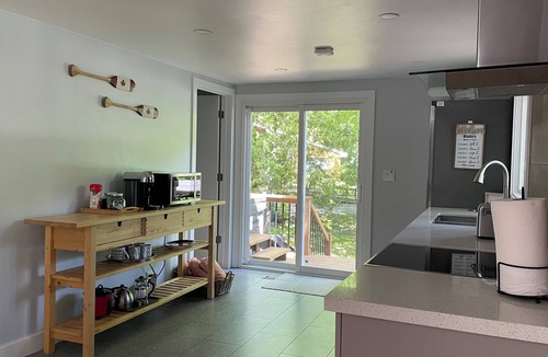 Bobcaygeon Cottage | Northern Cottage with Hot Tub, Trent Lakes
