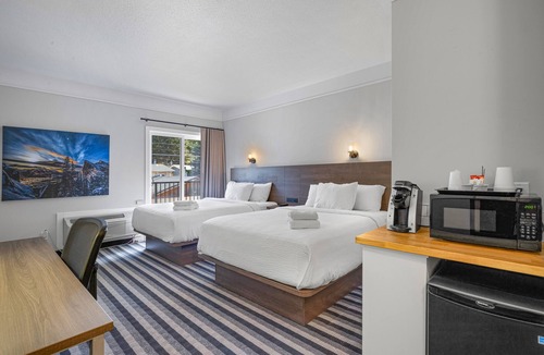 Canmore Hotel | Northwinds | Double Queen + Deluxe King Adjoining Room