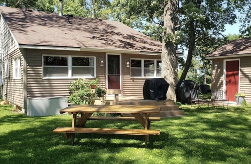 Menahga Cabin | Nostalgic Northern Cabin tucked between 2 lakes & recreational river - Wadena Co