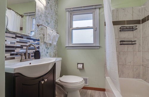 Oakdale House | Oakdale Home w/ Deck - 7 Mi to Downtown St Paul!
