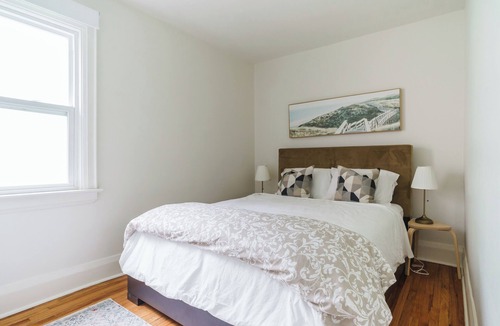 Upper Beaches House | Oasis 3-bedroom house in the Beaches with AC and WiFi in Toronto