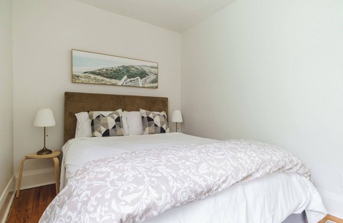 Upper Beaches House | Oasis 3-bedroom house in the Beaches with AC and WiFi in Toronto