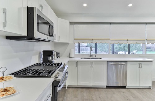 Bayview Village House | Oasis on a Ravine Forest with Yoga Room