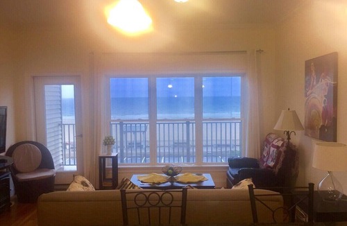Hampton Condo | Oceanfront Condo with Private Sunrise Deck