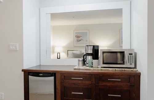 Regional District of Nanaimo Apartment | Oceanfront Resort Corner Double Queen Beds Suite