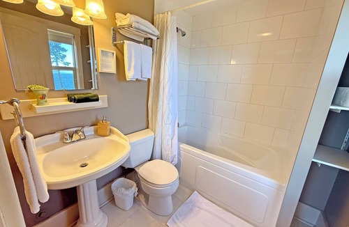 Regional District of Nanaimo Hotel | Oceanfront Suite with Relaxing Tub & Private Bath - Rm 1