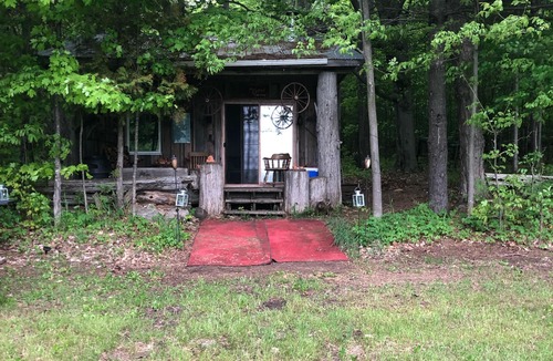 Horton Cabin | Off Grid Cabin sleeps 2 comfortably and additional 2 on futon.