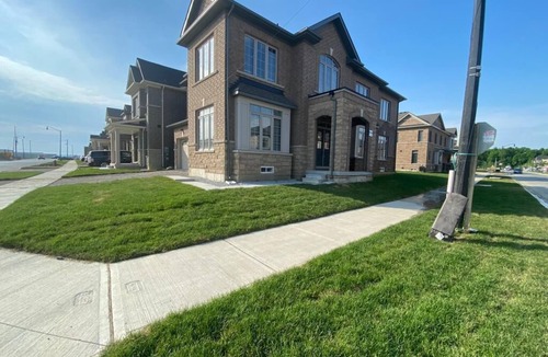 Brampton House | Oh Canada! Home Away from Home! Every Moment Comfortable and Enjoyable Stay!