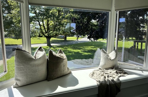 Merritton House | On Cloud Wine | Modern Bungalow | Bubbly Bar, Fire Pit, Badminton
