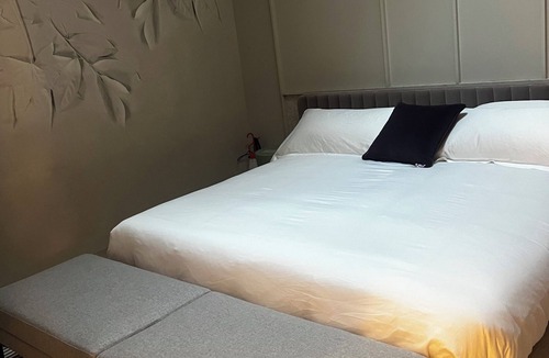 Davenport Apartment | One bedroom, one bathroom luxury residence with concierge services & Laundry