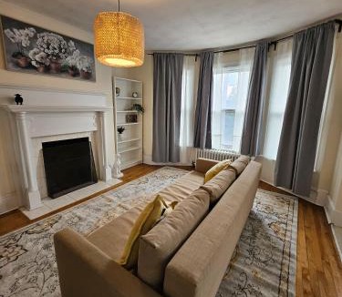 Sandy Hill Apartment | Ottawa Downtown Cozy Guesthouse