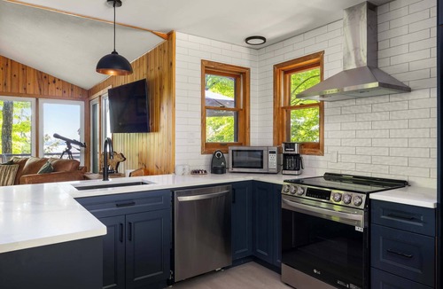 Rideau Lakes House | OTTER'S HOLT - Lakeside retreat with hot tub & sauna
