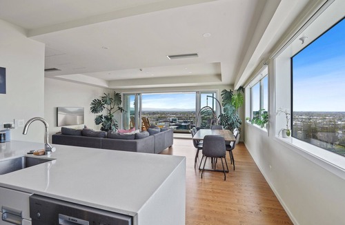 Christchurch City Centre Cottage | Pacific Panorama - Christchurch Holiday Apartment