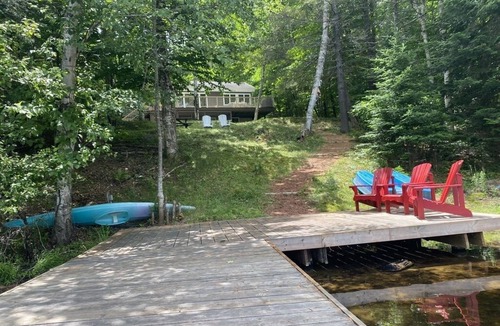 Novar Cottage | Palette Lake Lodge - Secluded & Modern lakefront cottage