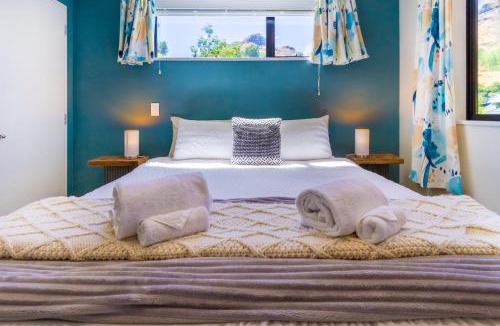 Christchurch District House | Panoramic Views from Spacious New Beach House