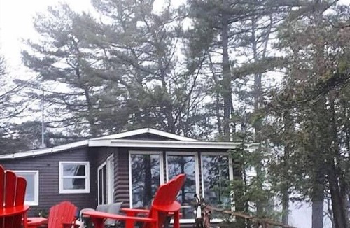 Trent Lakes Cottage | Panoramic Views inside or out! Relax & Unwind in this 4 Season Cabin on the Lake