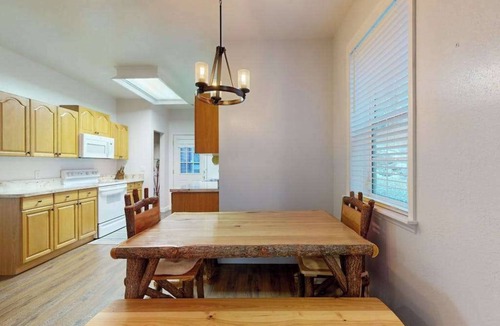 Sylva House | Papa's Mountain Stream Cabin