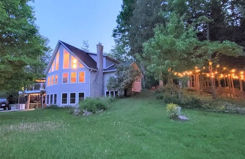Bobcaygeon Cottage | 🌞Paradise Palace Waterfront Cottage hottub 7BR🌞 3500 sq ft. Large games room