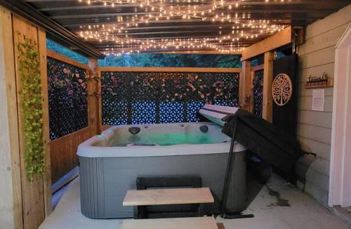 Bobcaygeon House | Paradise Palace Waterfront Cottage hottub 7bedroom with hottub