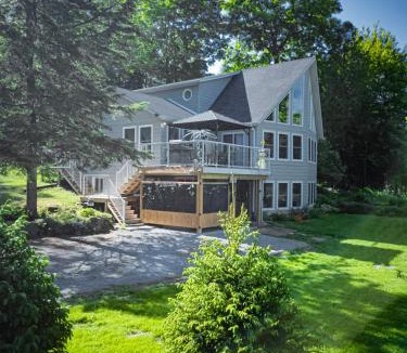 Bobcaygeon House | Paradise Palace Waterfront Cottage hottub 7bedroom with hottub