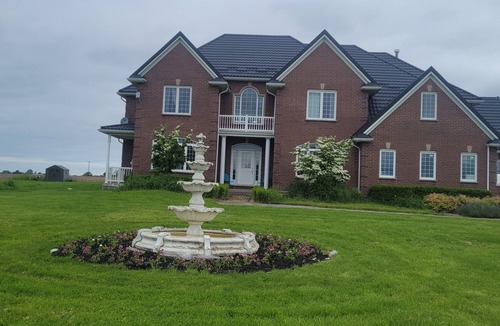London House | Paradise Retreat. Peaceful escape on 50 acres of greenery, offering privacy.