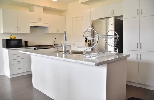 Bowmanville House | PARADISE VILLA 4