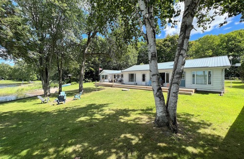 Tweed Cottage | Parisi's Paradise - Trophy Muskie Fishing on Stoco Lake!