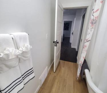 Thunder Bay Apartment | Parking Netflix Near Airport
