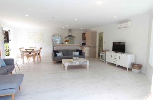 Patons Rock House | Patons Rock Latitude - Modern Getaway