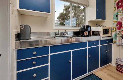 Karkari Peninsula House | Patsy Cottage – A Charming 1960s Kiwi Bach near Kaitaia