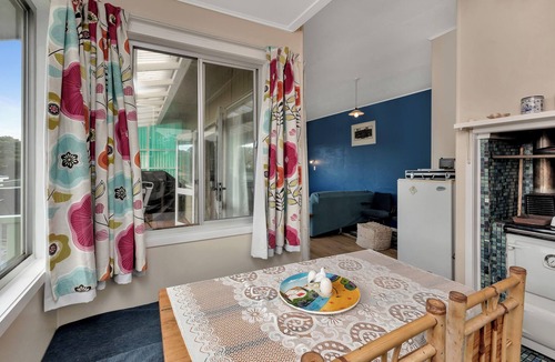 Karkari Peninsula House | Patsy Cottage – A Charming 1960s Kiwi Bach near Kaitaia