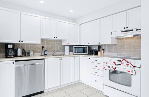 Barrie House | Peaceful - 4 bdrm home with fast WIFI free parking